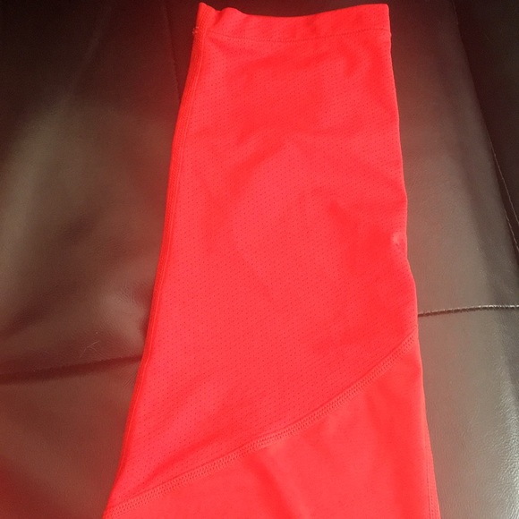Red Nike cropped leggings - Picture 3 of 4